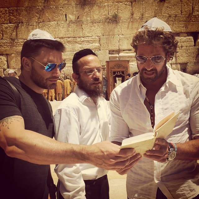 "Con un gran compañero de viaje, mi 'bro' Gabriel Soto en el Muro de los Lamentos", escribió Julián Gil en su cuenta de Instagram.