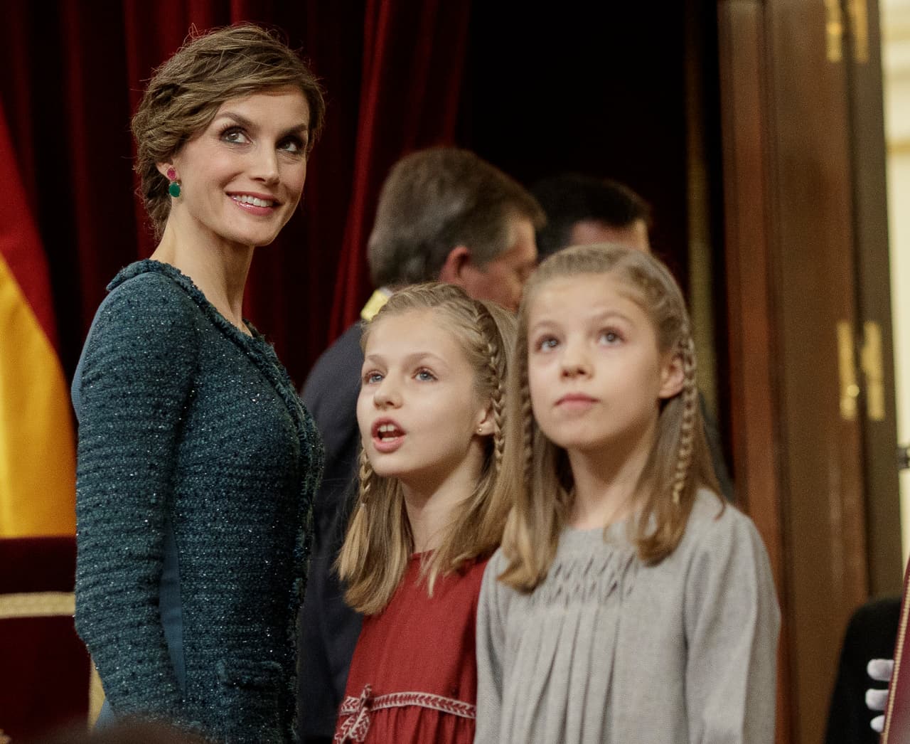 Justamente las estrictas normas de disciplina impuestas por Letizia provocaron que su suegra, doña Sofía, estuviera impedida para ver libremente a sus nietas, pues la reina consideraba que dichas visitas afectaban la disciplina y horarios de Leonor y Sofía.