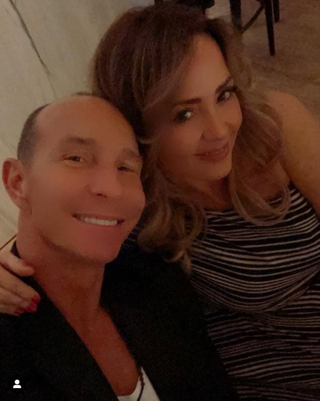 "Amorcito, coincidir contigo es lo mejor que me ha pasado en la vida... Y el resultado de esta historia de amor, nuestras niñas, ¡el tesoro más hermoso! Y en este recorrido de vida y amor, hemos vivido tanto, aprendido tanto, reído, gozado, amado", escribió en Instagram para celebrar sus 21 años de matrimonio.