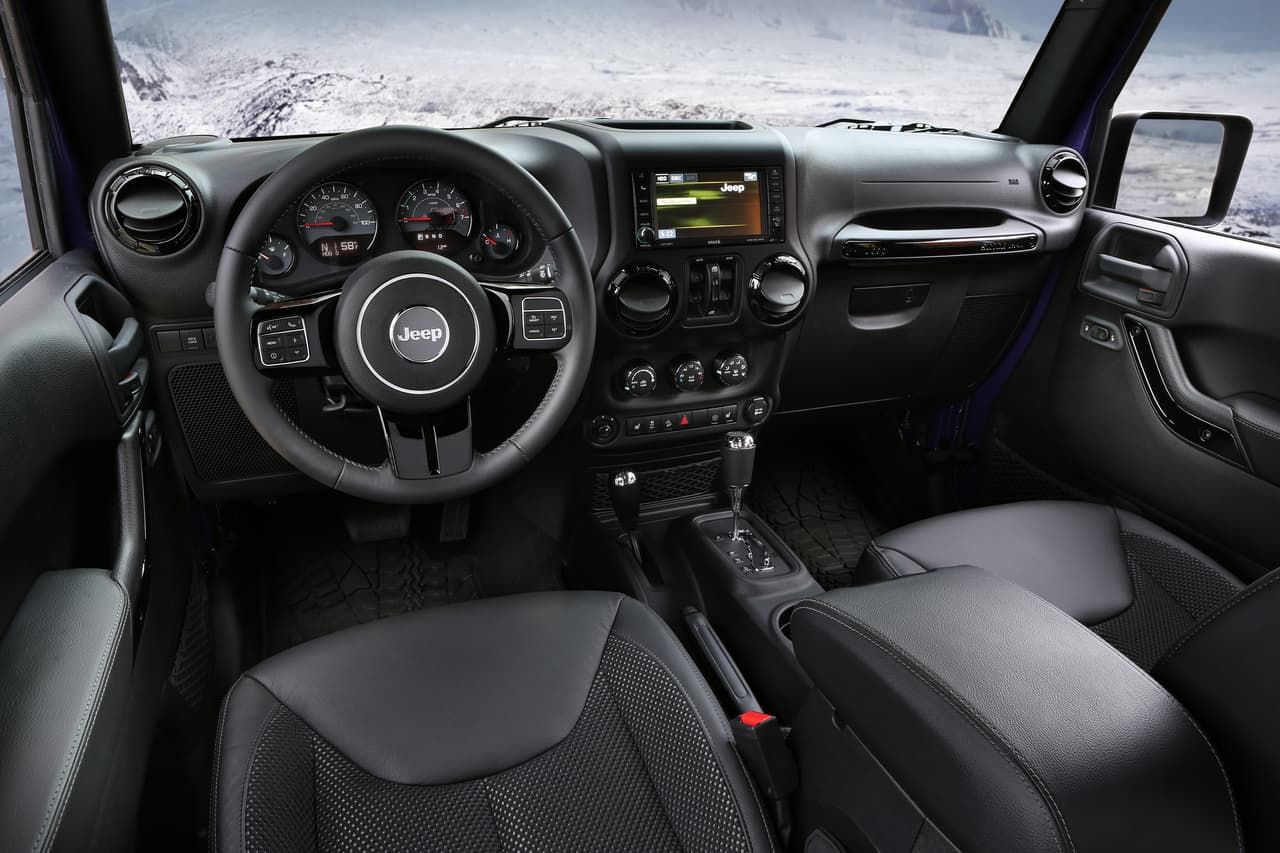 El tablero de instrumentos del Jeep Wrangler 2016 se resiste a entrar a la modernidad.