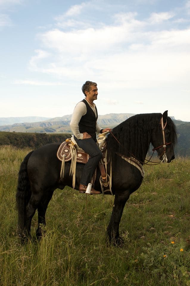 Y bien dicen que 'de tal palo, tal astilla' pues Alejandro Fernández sigue estos mismos pasos.