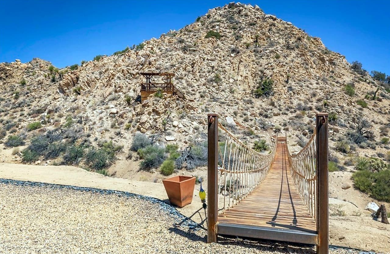 Además, en la parte trasera hay un puente que conduce a una glorieta en la ladera de la montaña.
