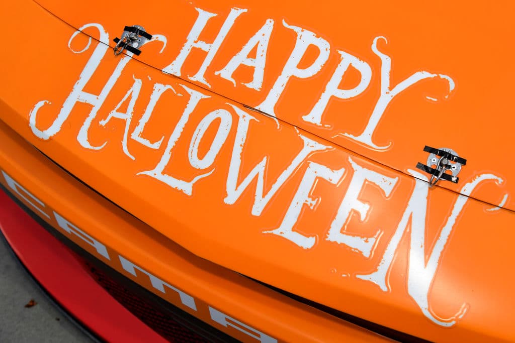 <b>Usa calcomanías y vinilos temáticos que son fáciles de aplicar y remover,</b> y no dañan la pintura ni obstruyen la visión. Esta es una de las formas más comunes de seguir las tendencias de Halloween y Día de Muertos. Asegúrate de que el pegamento sea seguro para la carrocería de tu vehículo.