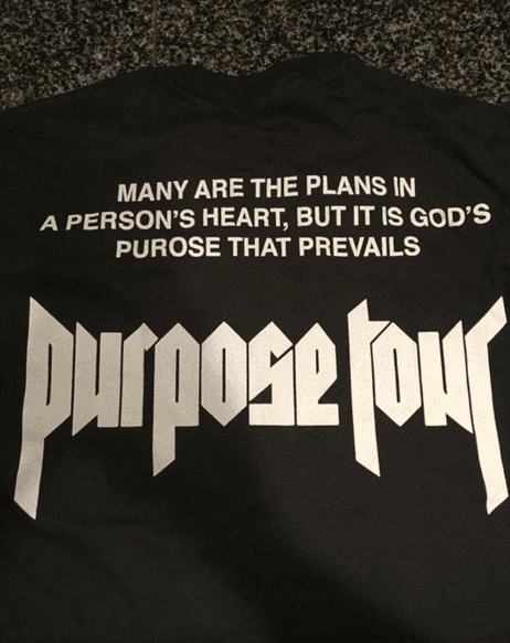 Resulta que se mandaron a re imprimir millones de camisetas que se habían impreso como parte de la mercancia oficial, todo porque tenía un error gramatical. Si te fijas, en lugar de que diga 'Purpose' dice 'Purose'.