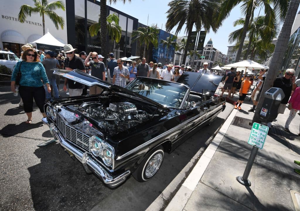 La cultura lowrider, originada por los mexicano-estadounidenses en el sur de California después de la Segunda Guerra Mundial, ha sido una parte integral de la identidad y la expresión artística de esta comunidad. Los entusiastas de los “lowriders” han transformado sus automóviles, modificándolos para que se acerquen más al suelo y adornándolos con trabajos de pintura coloridos y elaborados, convirtiéndolos en verdaderas obras de arte rodantes.