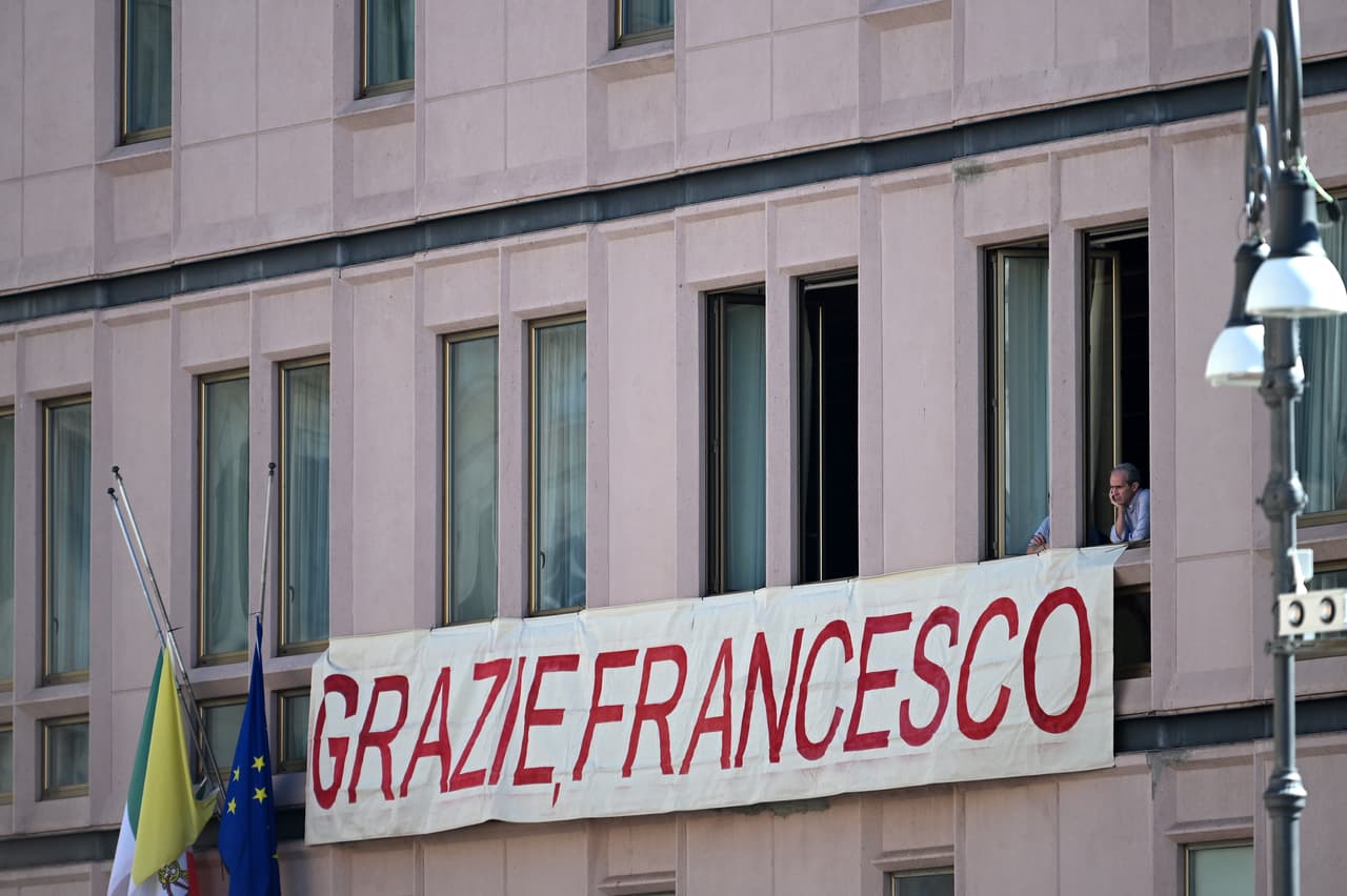 "Gracias, Francisco", se lee en este banner que fue desplegado en un edificio en Roma.