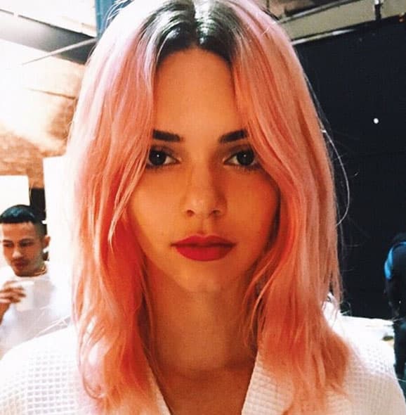 La modelo cambió radicalmente de look y ahora presume una melena rosada, ¿te gusta?