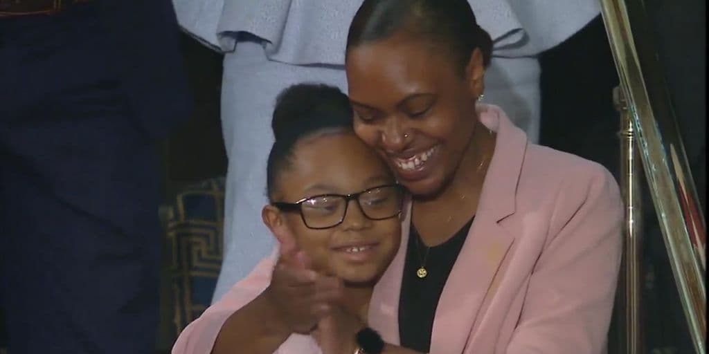 "Janiyah, me complace informarte que tu larga espera ha terminado. ¡Puedo anunciar con orgullo esta noche que una Beca de Oportunidad está disponible, que va a ti, y que pronto irás a la escuela que elijas!", dijo Trump.
<br>
<br>Los detalles sobre dónde planifica continuar su educación no fueron revelados.
<br>