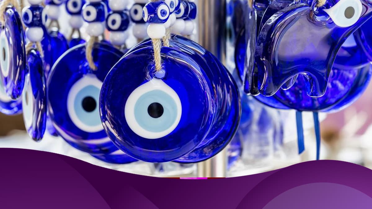 Los amuletos son comunes como protección contra el “Mal de Ojo”.