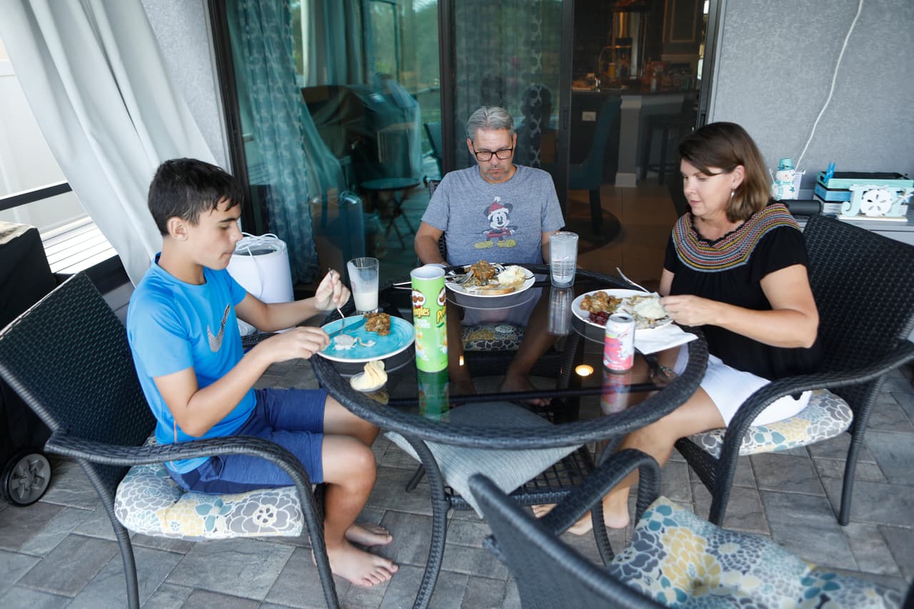 De acuerdo con el gobernador, la mayoría de las personas que se contagian con el virus lo hacen en sus hogares, sobre todo si se llevan a cabo reuniones, y cerrar restaurantes y bares haría que éstas se multipliquen. 
<br>