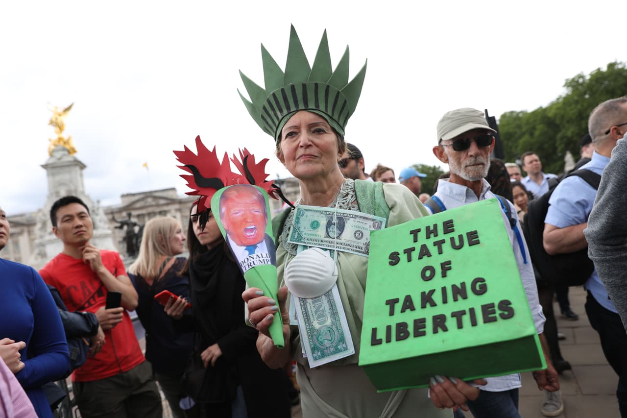 Una mujer protestó vestida como la estatua de la libertad, con el rostro de Trump en la antorcha. “La estatua de quitar libertades”, llevaba escrito en referencia al presidente Trump y al monumento estadounidense.