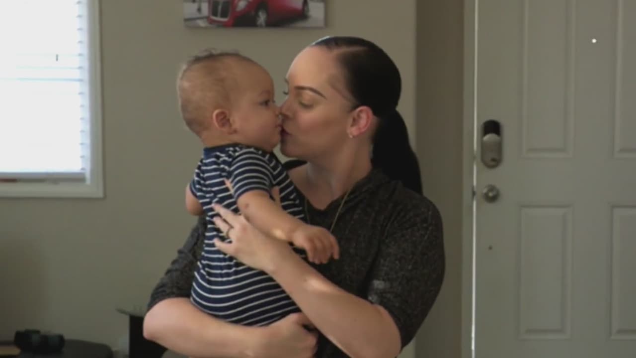 Una madre a la que pagan por tener un hijo entrega a uno propio por error 