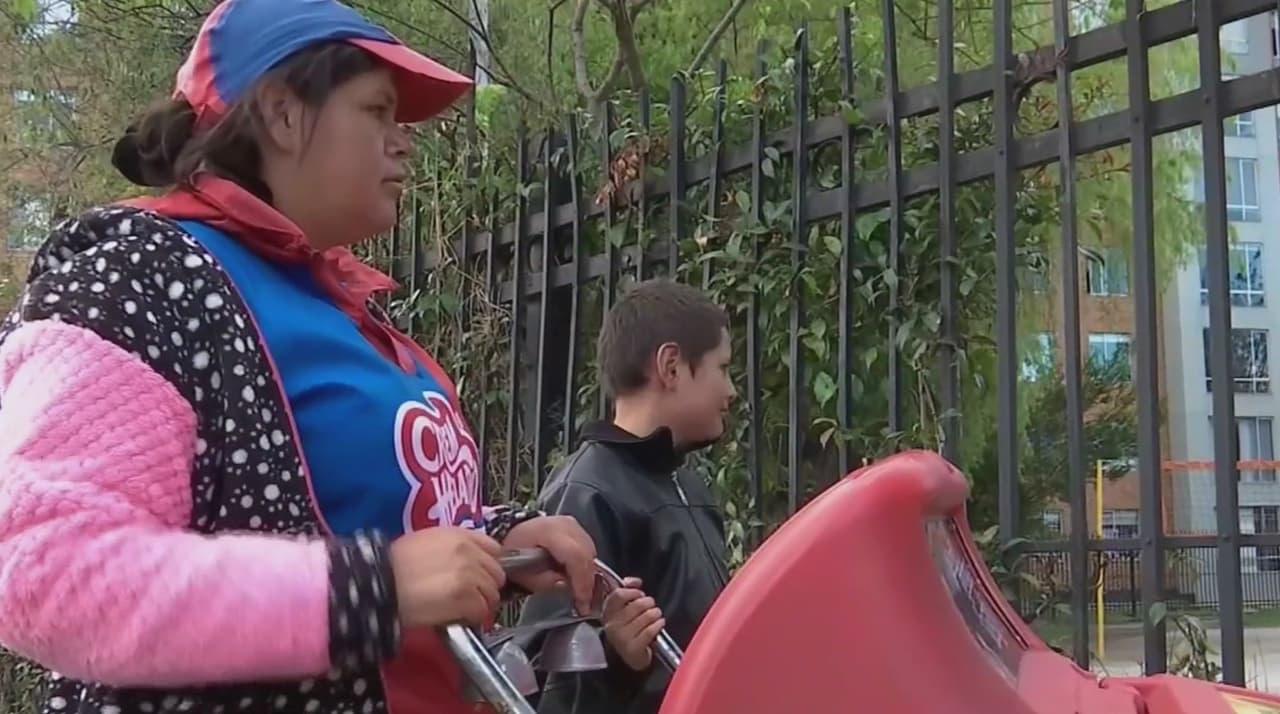 Vende helados en las calles para cumplir el sueño de su hijo: llegar a ser un veterinario