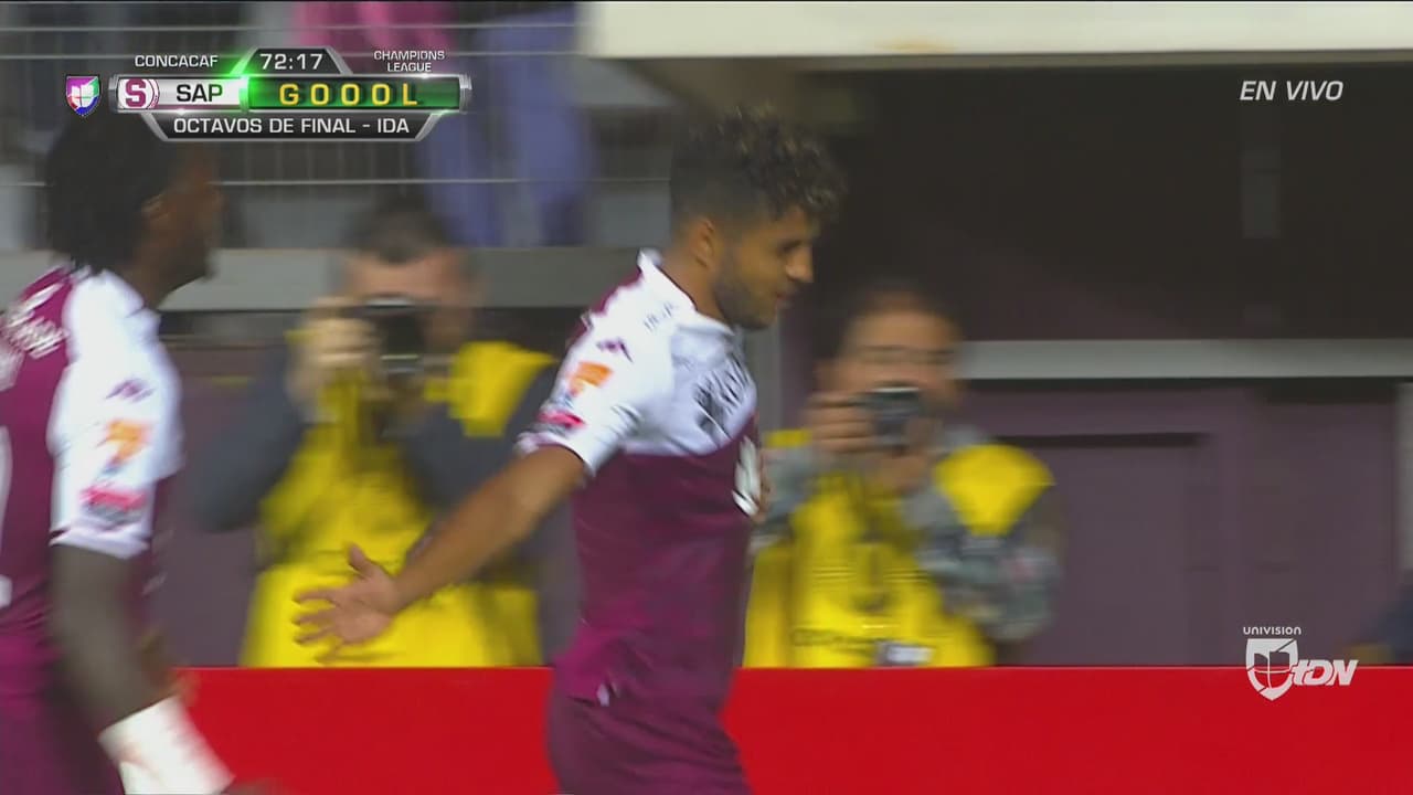 ¡Saprissa se va arriba con un certero cabezazo!