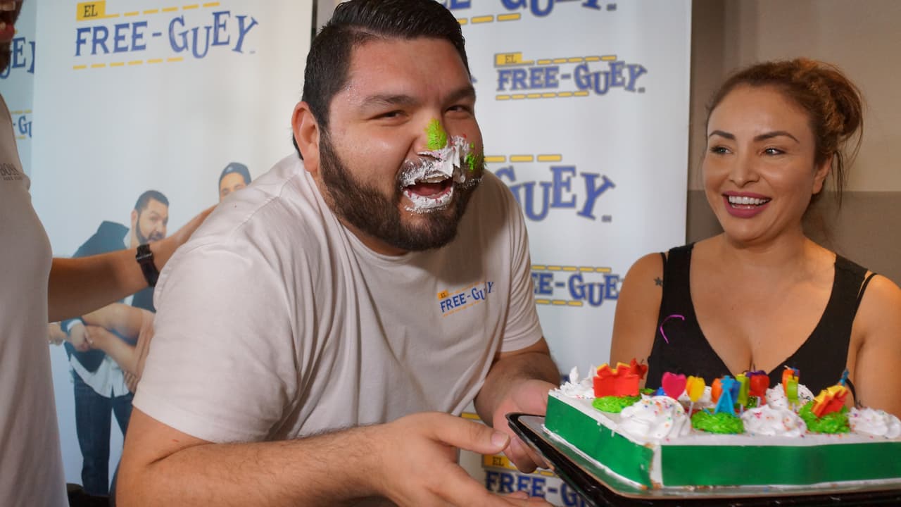 El cumpleañero no se salvo del pastelazo.