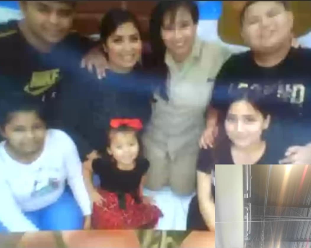Blanca Cantú con sus hijos y nietos en una prisión federal de Texas.