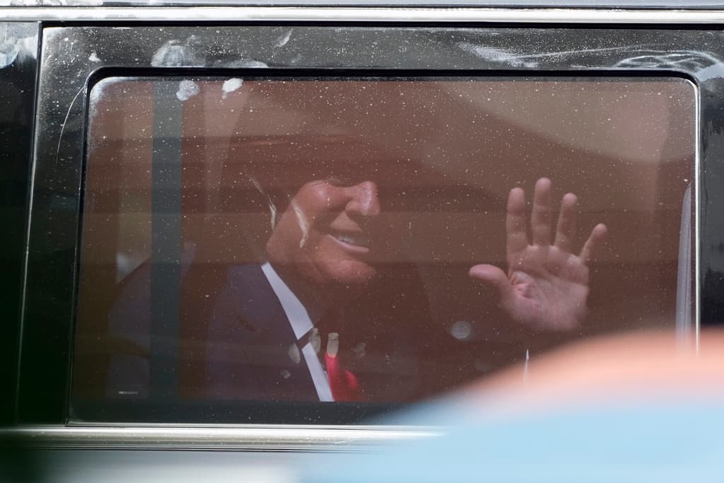 La audiencia de este martes fue el capítulo más reciente de una serie de acusaciones contra Trump,
<b><a href="https://www.univision.com/noticias/politica/trump-comparecencia-justicia-asi-fue" target="_blank">quien también enfrenta cargos en Nueva York</a></b> relacionados con los pagos que realizó a una actriz porno para mantener en silencio señalamientos de una relación extramatrimonial durante la campaña presidencial de 2016, así como investigaciones en curso en Washington y Atlanta.
<br>