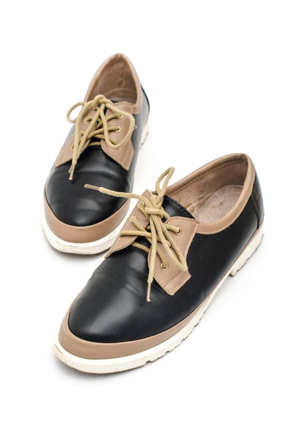 Los zapatos tipo ‘oxford’ van bien con trajes sastre.