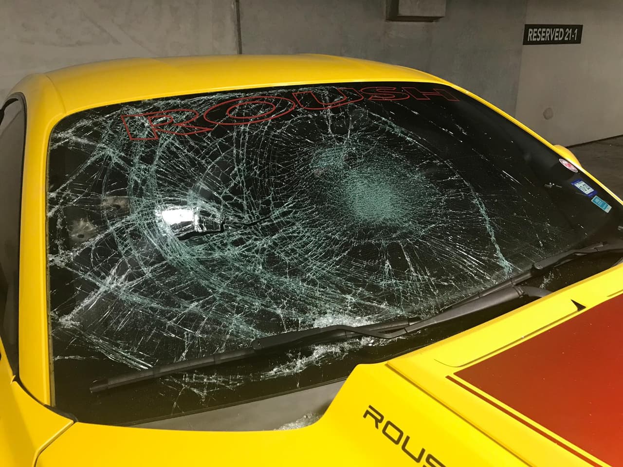 La administración de los apartamentos dice que alguien entro la noche del domingo y causo daños a varios vehículos.