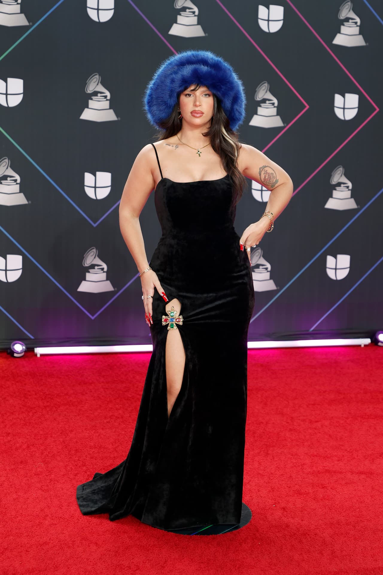 <b>Nathy Peluso</b>
<br>La 
<b><a href="https://www.univision.com/shows/latin-grammy/latin-grammy-2021-lista-completa-de-ganadores">ganadora del Latin GRAMMY 2021 de Mejor Álbum de Música Alternativa</a></b> también decidió darle un giro a los peinados tradicionales y presumió un afelpado gorro azul.