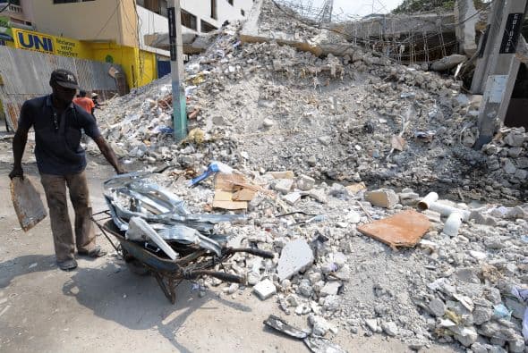 El plan estratégico está dividido en ocho sectores prioritarios que incluyen viviendas para unos 400 mil damnificados, remoción de escombros, educación, energía eléctrica, salud, creación de empleo, mejoramiento de agua y fortalecimiento de las instituciones del estado.