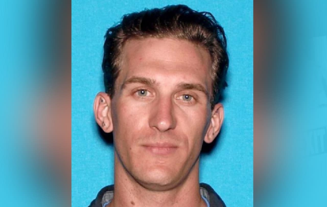 Mark Cooper, aún es buscado por las autoridades.