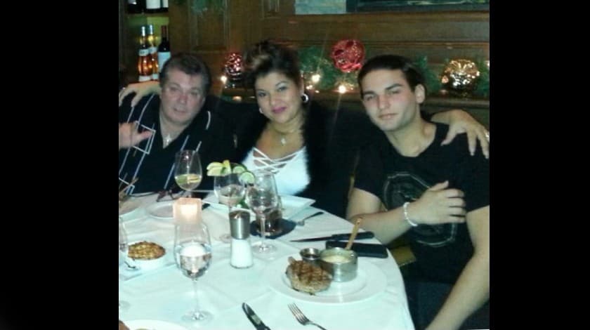 DiMeo, hoy de 22 años de edad, pasó
<b>meses en un coma inducido</b> médicamente en el Hospital Universitario del estado de
<a href="https://www.univision.com/temas/nueva-york">Nueva York</a>. Fue sometido a
<b>20 cirugías reconstructivas</b> y múltiples injertos de piel para tratar las extensas quemaduras. Sin embargo, Eduardo Rodríguez, médico que operó a Joe contó a Univision Noticias, que
<b> esos procedimientos no pudieron ayudarlo a recuperar la visión completa o el uso de sus manos.</b>