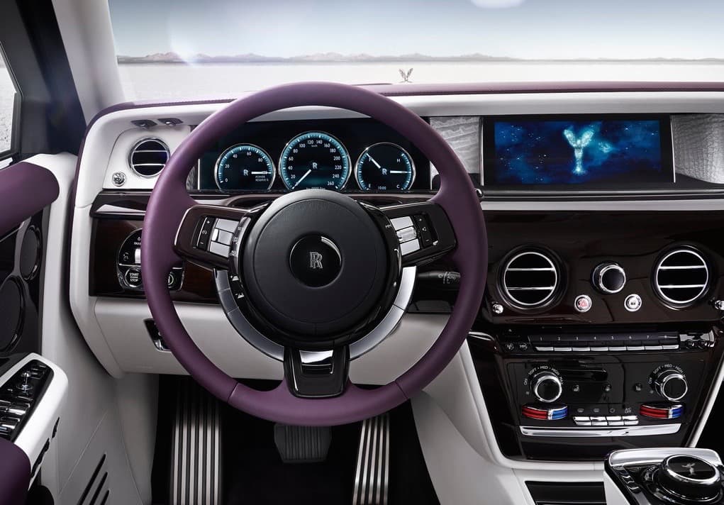 Bajo el capó del Phantom VIII conseguimos un monumental motor V12 doble-turbo totalmente nuevo. El V12 cuenta con 6.75 litros de desplazamiento y es capaz de generar 563 caballos de fuerza y 664 libras pies de torque. No hay duda que con tal portento mecánico bajo su capó, hasta la más pesada de las cargas en las almas de los dueños del Phantom VIII se sentirá como una plumita a bordo del auto. El V12 está acoplado a una transmisión de 8 velocidades asistida por satélite, que recibe información del Sistema de Posicionamiento Global (GPS por sus siglas en inglés) para ajustar su funcionamiento a las condiciones de la vía.