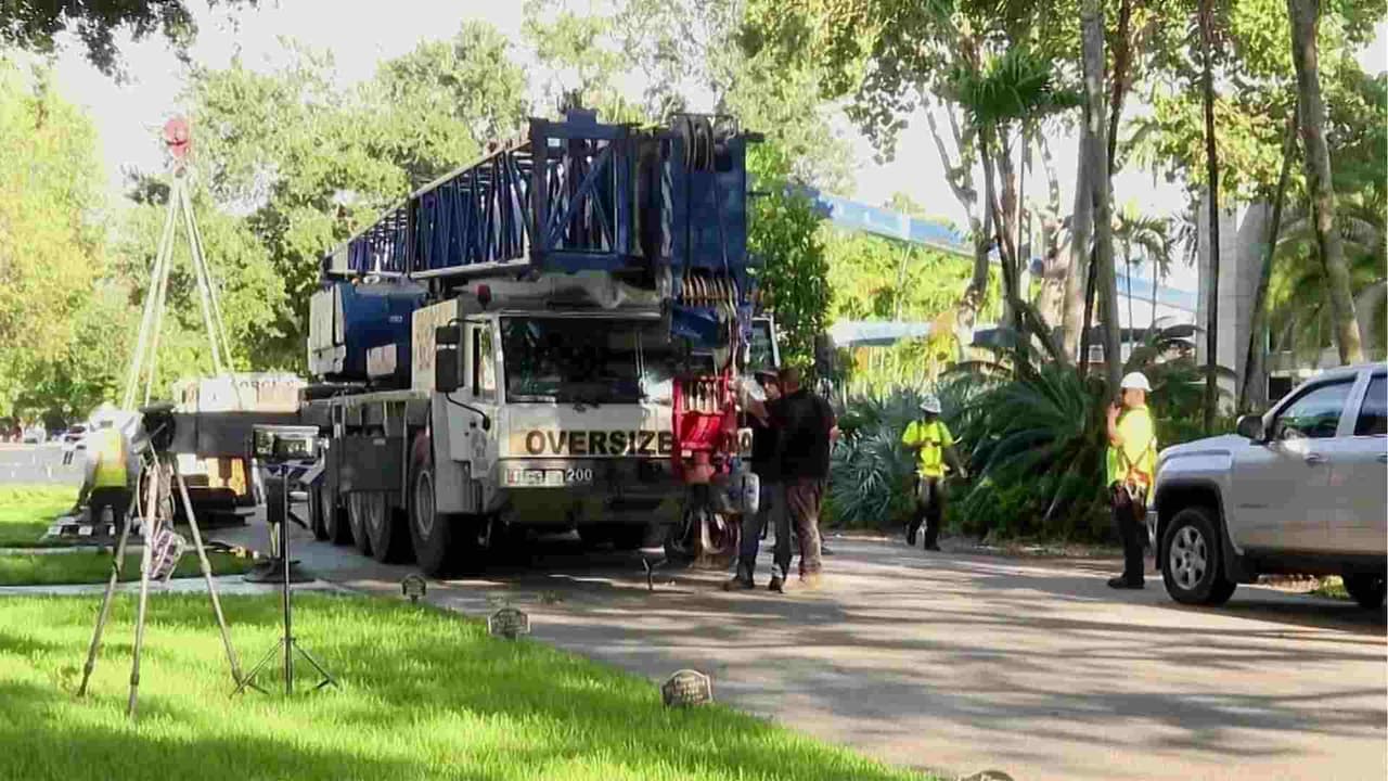 Una grúa cae sobre una casa en un exclusivo vecindario de Fort Lauderdale: no se reportan heridos