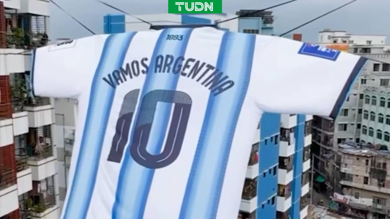 Playera gigante de Argentina aparece en calles de Bangladesh