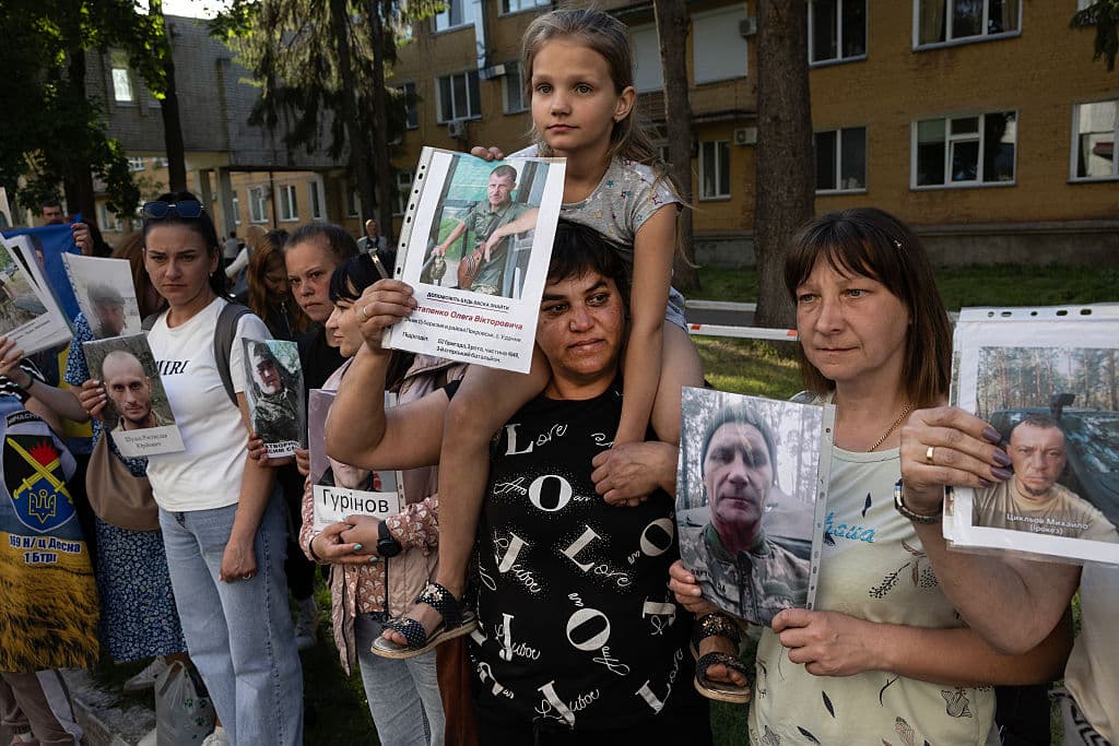 Familias esperando por los prisioneros ucranianos liberados.