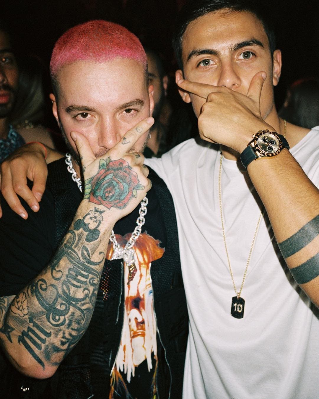 En uno de sus antebrazos también incluyó una figura de Mickey Mouse.