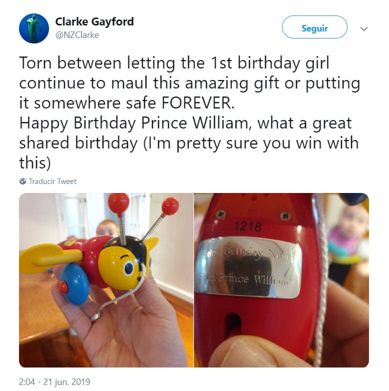 Las imágenes iban acompañadas con el siguiente mensaje: "Dividido entre dejar que la niña en su primer cumpleaños continúe mutilando este increíble regalo o guardarlo en algún lugar seguro para siempre. Feliz cumpleaños príncipe William, qué gran cumpleaños compartido (estoy bastante seguro de que tú ganas con esto)".
<br>