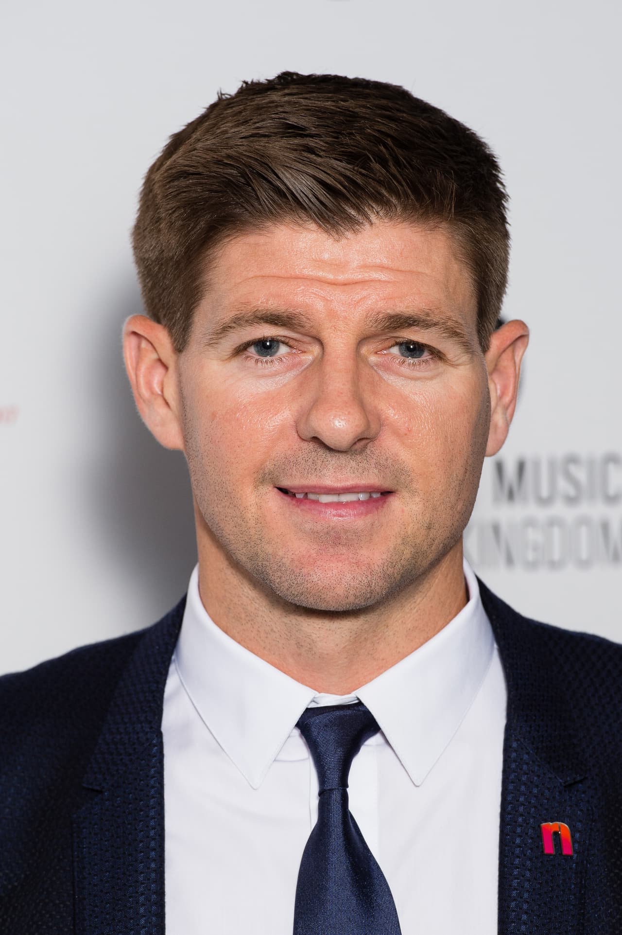 Uno que estaría cerca de dar primer paso en su futuro como técnico profesional sería el inglés Steven Gerrard, que es del interés de Glasgow Rangers en Escocia. Está muy cerca ese fichaje.