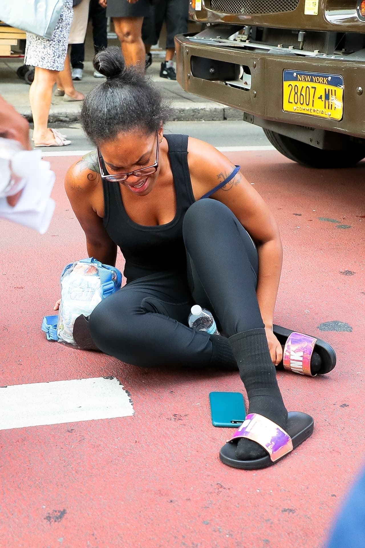 <b><a href="https://www.dailymail.co.uk/tvshowbiz/article-7334059/Dakota-Johnson-Chris-Martins-driver-accidentally-runs-pedestrians-foot-New-York.html" target="_blank">Daily Mail</a></b> informó que algunos testigos del accidente tuvieron que golpear la camioneta para llamar la atención del conductor y hacerle saber lo que sucedía.