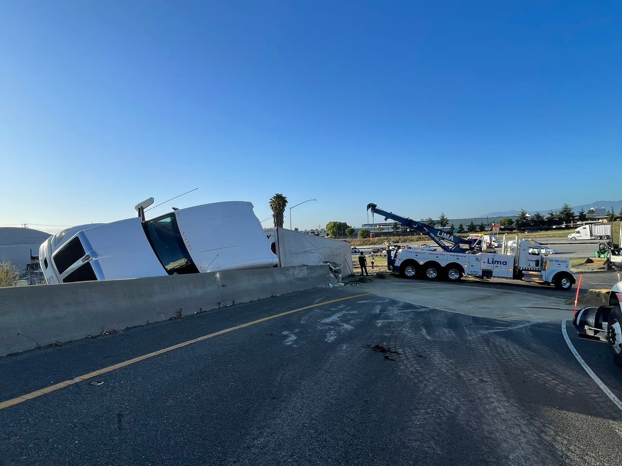 Además, los equipos se encargaron de descargar las cajas de fresas y apilarlas al costado de la carretera. Según informes de la Patrulla de Caminos de California, no hubo heridos como resultado del incidente. Las autoridades recomendaron a los conductores buscar rutas alternativas, incluyendo la Interestatal 280, hasta que la limpieza se completara y el tráfico regresara a la normalidad.