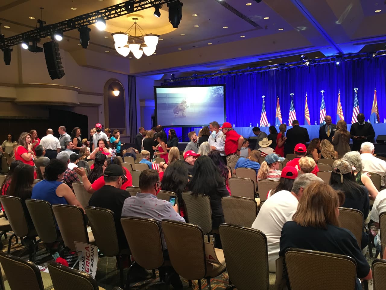 Decenas de personas llegaron al Arizona Grand Resort para escuchar al presidente Donald Trump en su quinta visita a Arizona para su campaña de reelección.