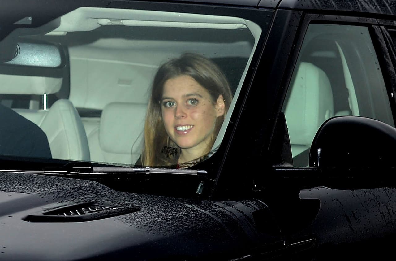 La princesa Beatrice, hija del Duque de York, lucía radiante en camino al almuerzo con su abuela de 91 años.