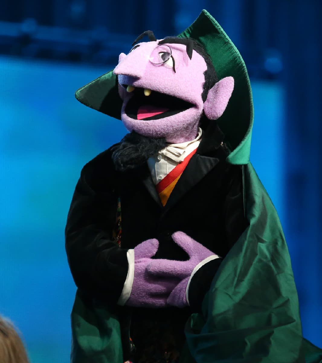 Y si de vampiros hablamos, ¡no podemos dejar a un lado a Count von Count (o Conde Contar)! No todos los vampiros son malos, mucho menos si enseñan los números a las nuevas generaciones.