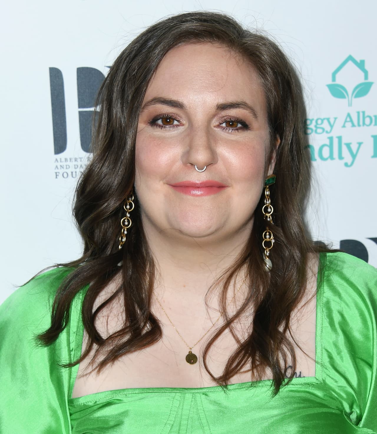 “Me registro en el hospital y anuncio que no me voy hasta que me detengan el dolor o me quiten el 
<b>útero</b>”, escribió en un largo texto para ‘Vogue’ en donde explicó su vida con endometriosis y su seguridad al saber que la 
<b>histerectomía</b> era la opción que más le convencía para lidiar con esta condición.