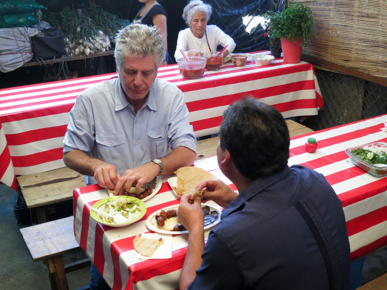 “En dos décadas como chef y empleador nunca tuve un niño estadounidense que entrara por mi puerta y solicitara un puesto de lavaplatos, un puesto de portero o incluso un trabajo como cocinero. Los mexicanos hacen gran parte del trabajo en este país que los estadounidenses, de manera demostrable, simplemente no harán", agregó. La imagen es de uno de sus viajes a Mexico para el programa de CNN.