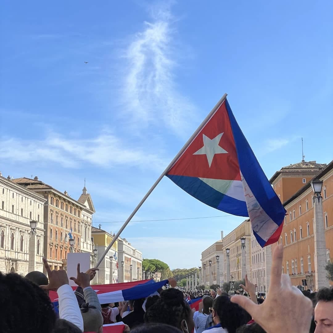 Los cubanos gritaron “vergüenza, vergüenza”, decepcionados porque el papa no se pronunció sobre la manifestación y porque la policía los cercó.