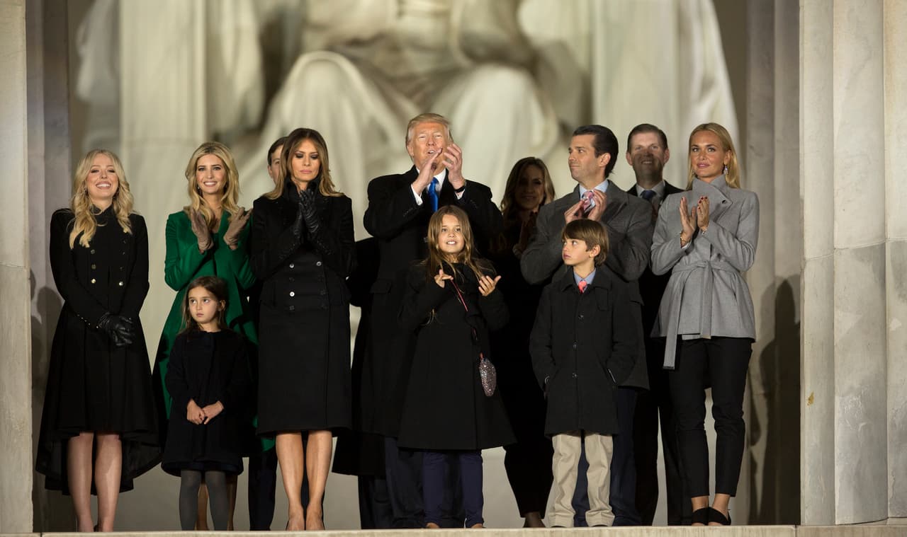 Todos sus hijos menos Barron asistieron al concierto del Lincoln Center: Tyffany, Ivanka y su marido Jaerd kushner, Eric y Donald Jr. con sus esposas, Lara Yunaska y Vanessa Trump.
