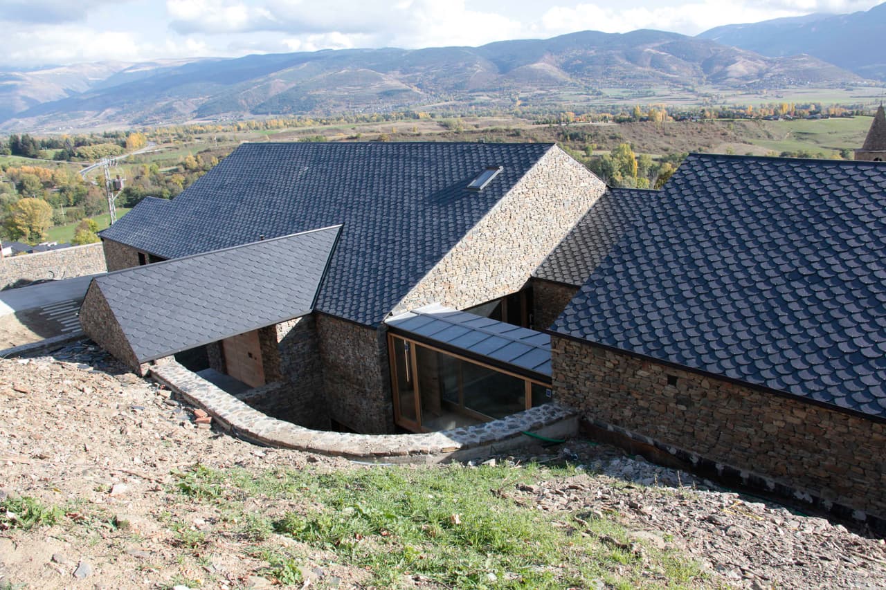 Además tendrá un gran cuarto de juegos para los dos peques de la casa.