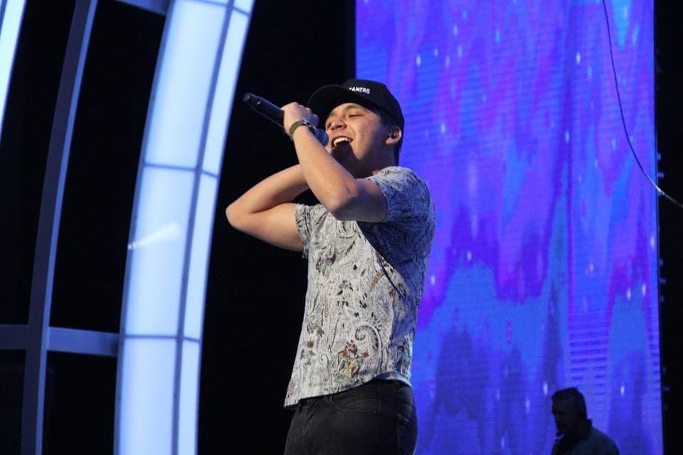 Christian Nodal, otro de los más esperados de la noche, pasa por un gran momento y seguramente se llevará varios premios.