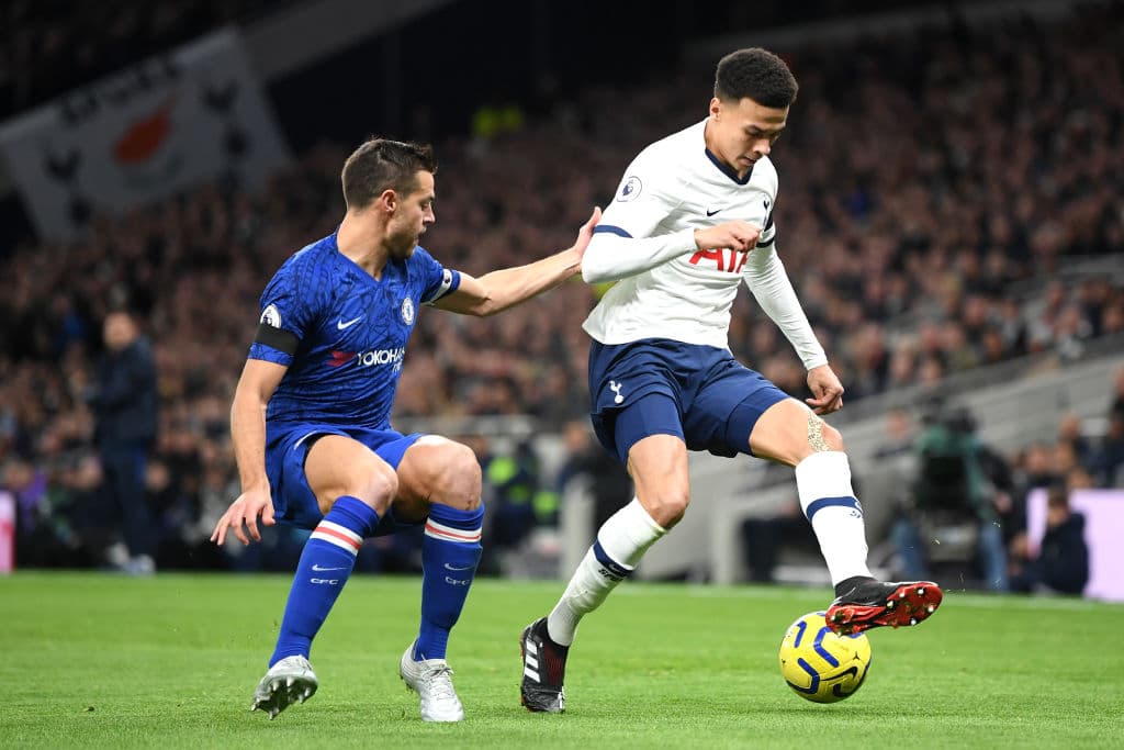 Chelsea vence al Tottenham 2-0 con dos goles de Willian. La escuadra de Mourinho sigue sin definir bien la delantera y le quitan el invicto en casa.