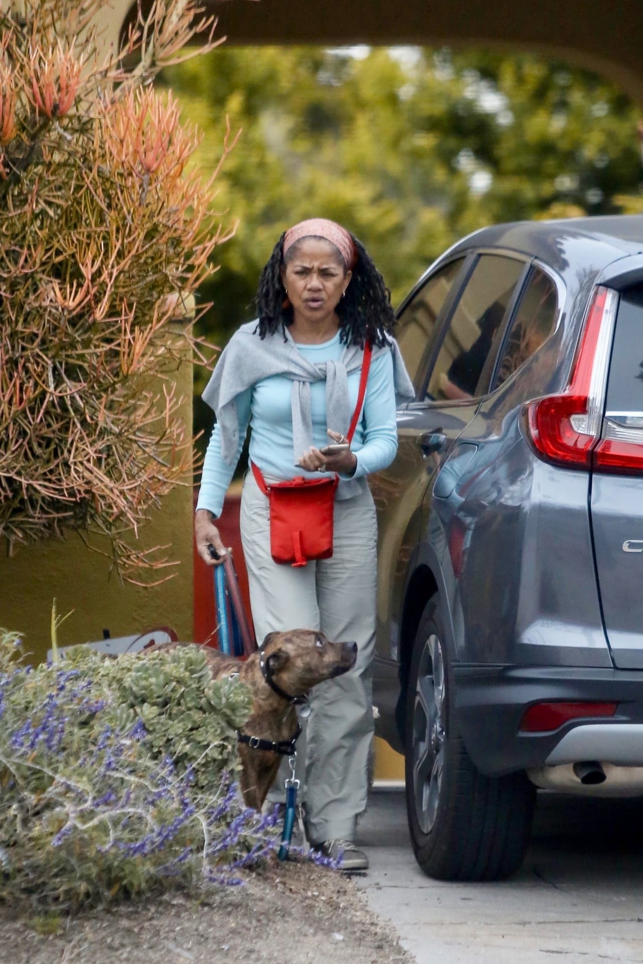 Durante la visita de los duques de Cambridge, Meghan estaba acompañada de su madre, Doria Ragland, quien habría llegado el pasado fin de semana al Reino Unido para acompañar a su hija durante el parto.