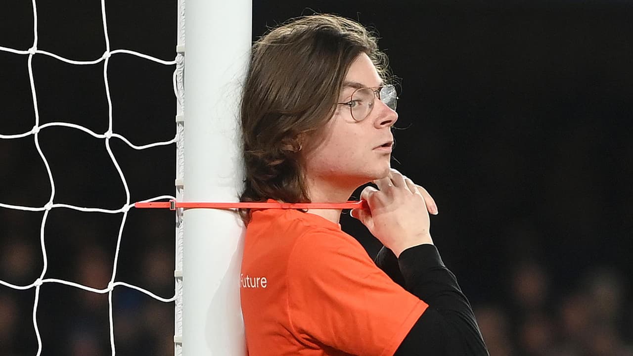 ¡Fan se ata a un poste por protesta y detiene Everton vs Newcastle!