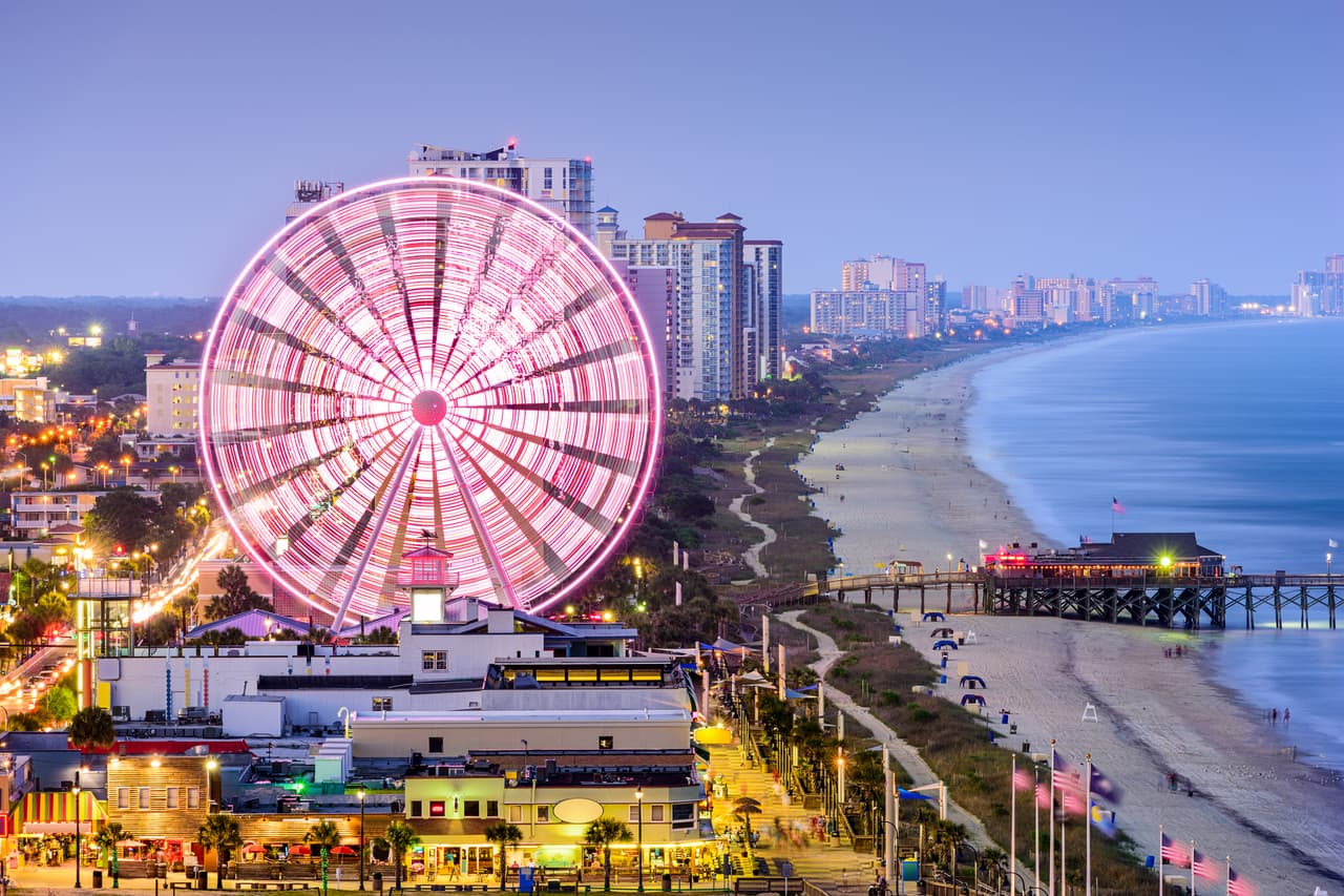 <b>Puesto 1. Myrtle Beach, Carolina del Sur</b>
<br>
<br>Población del área metropolitana: 463,987 habitantes.
<br>
<br>Precio promedio de la vivienda: 198,600 dólares.
<br>
<br>Salario promedio anual: 37,740 dólares
<br>
<br>Migración neta entre 2015 y 2019: 15.65%.
<br>
<br>Myrtle Beach es más pequeña que otros lugares de esta lista, pero está demostrando su popularidad popular entre las personas que buscan un nuevo lugar para vivir. Al igual que muchas urbes de Florida, esta ciudad costera atrae a muchos jubilados en busca de clima cálido durante todo el año. La edad promedio en Myrtle Beach
<b> </b>es de 48.1 años.
<br>