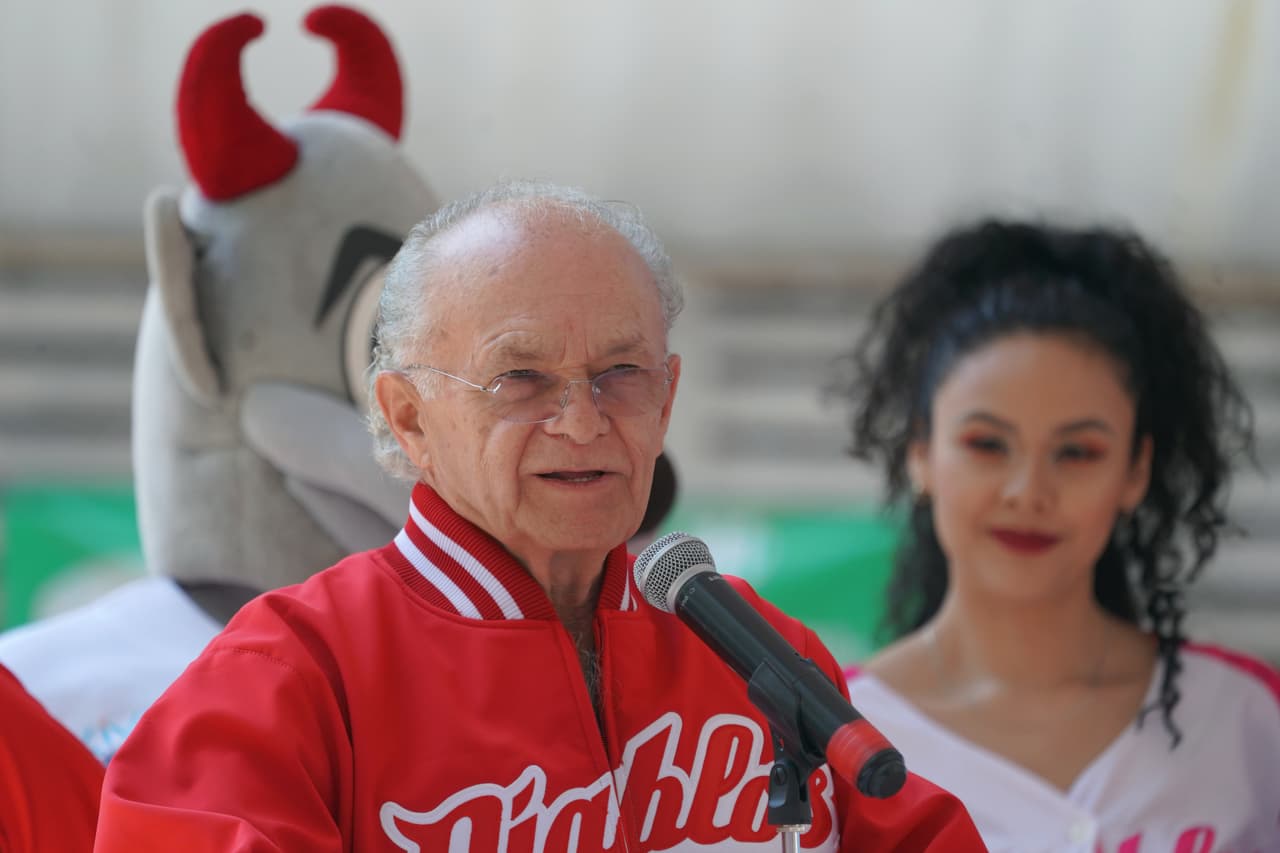 Alfredo Harp Helu, propietario del equipo y empresario mexicano, recibió a funcionarios de Major League Baseball en una visita para inspeccionar el avance de la obra.
